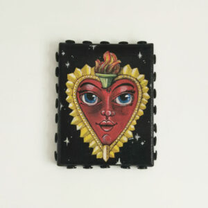 Le Cœur Sacré – mini-châssis peinture mains, cœur rouge intense, couronne dorée, flamme mystique, style cartoon vintage.