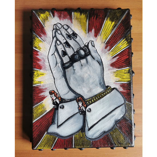 Tableau de deux mains en prière tatouées, posées sur un fond rouge et jaune en rayons célestes.