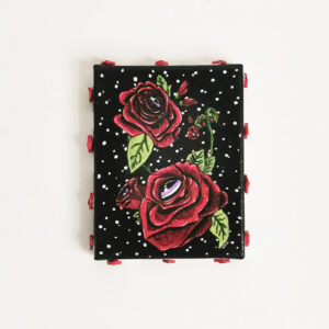 Les Fleurs du Mal – mini-châssis peinture mains, roses aux yeux expressifs, fond noir, style gothique et victorien.