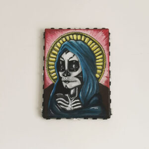 La Nonne – œuvre unique peinture mains, iconographie religieuse et Día de los Muertos, voile bleu nuit, auréole dorée, reliefs en os et miroirs.