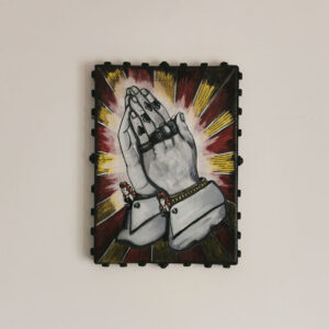 La Prière – peinture mini-châssis, mains tatouées en prière, style tattoo néo-trad et motifs cirque vintage.