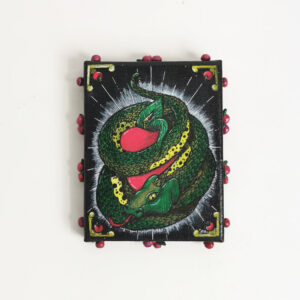 Illustration d’un serpent enroulé autour d’une pomme rouge sur fond noir, style ésotérique et biblique.