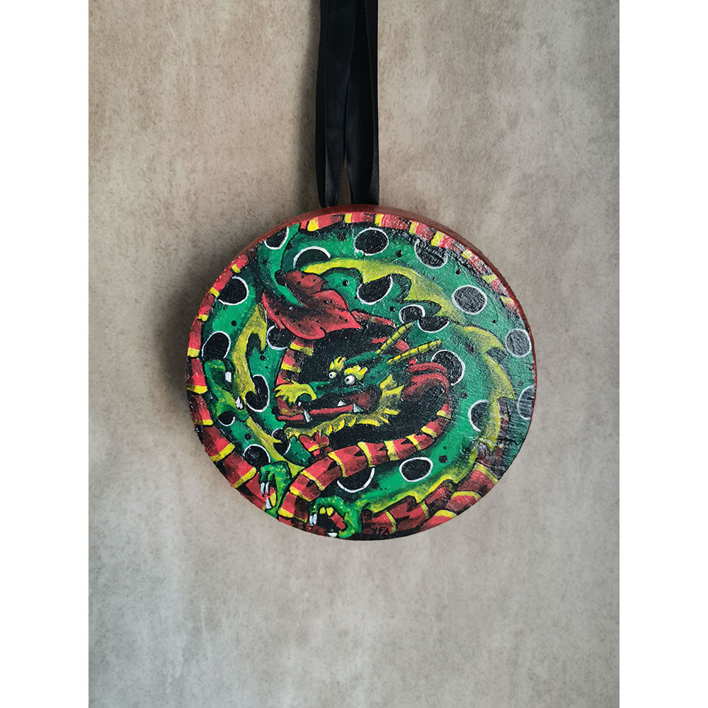 plateau décoratif en bois de teck, peint d’un dragon jaune, rouge et vert aux ombres noires et rehauts blancs, pieds en washi origami japonais.