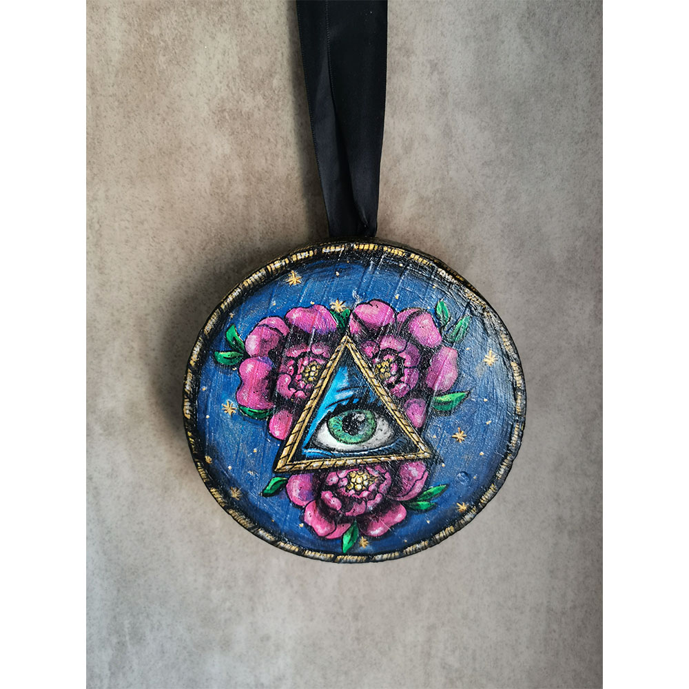 plateau décoratif en bois de teck, motif de l’œil de la connaissance dans un triangle rose sur un fond bleu céleste étoilé, pieds en corde.