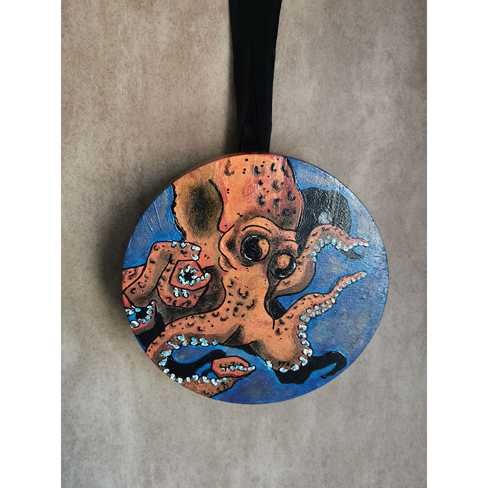 plateau décoratif en bois de teck, peint d’un poulpe orange aux reflets bruns, dans un œuf bleu étoilé aux touches irisées cuivrées, pieds en corde coton.