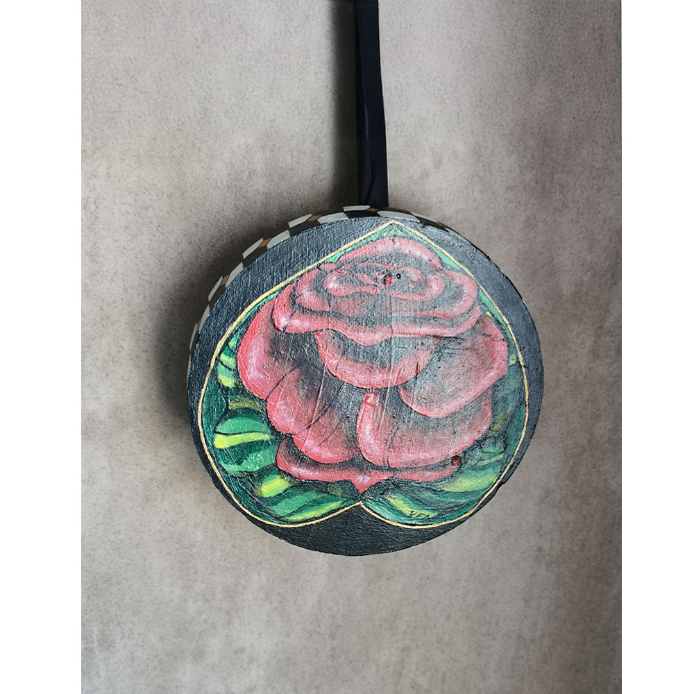 plateau décoratif en bois de teck, recto-verso avec un cœur inversé portant une fleur et, de l’autre côté, un cœur d’où pousse une fleur rouge façon artichaut sur fond noir, contours graphiques noir/blanc et doré, pieds assortis.