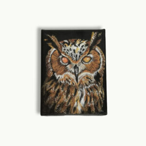 Mini-tableau peint à la main représentant un hibou grand-duc, avec son plumage flamboyant.