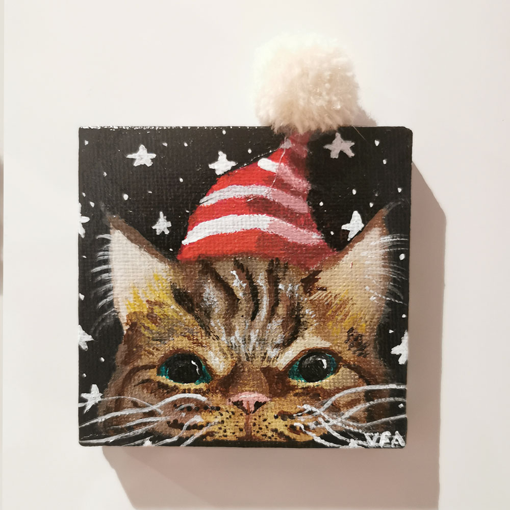 Chat au reflets roux tigrés avec un fond noir étoilés et son bonnet de noël à rayures et pompon . acrylique toile sur châssis