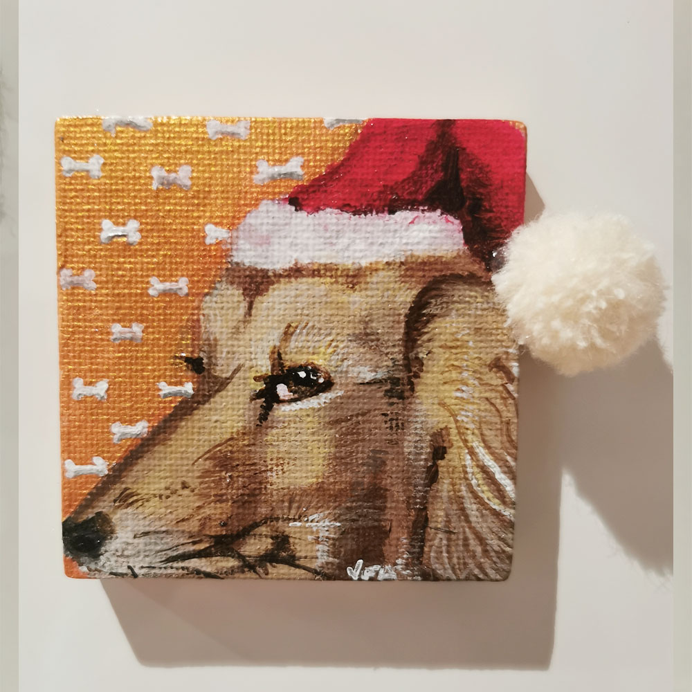 teckel nain beige de profil avec son bonnet de père Noel , fond doré orangé avec des logo d'os blanc.