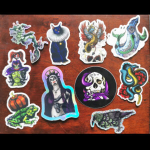 Planche de stickers comprenant plusieurs illustrations variées : nonne tatouée holographique, serpent néo-trad, chat violet rond, créatures fantastiques et stickers Halloween, présentés ensemble pour composer un pack personnalisé.