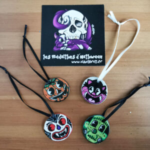 Pack de quatre médaillons décoratifs Halloween faits main représentant une citrouille vintage, un chat fantastique, Dracula et Frankenstein dans un style gothique et cartoon rétro.