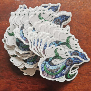 Sticker transparent représentant une baleine bleue fusionnée avec des fleurs d’hortensia violettes et bleues dans un style illustré fantastique.