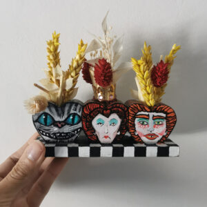 Objet décoratif en bois peint à la main inspiré d’Alice au Pays des Merveilles avec motifs damier noir, Dame de Cœur, Chapelier Fou et Chat dans un style gothique fantastique.
